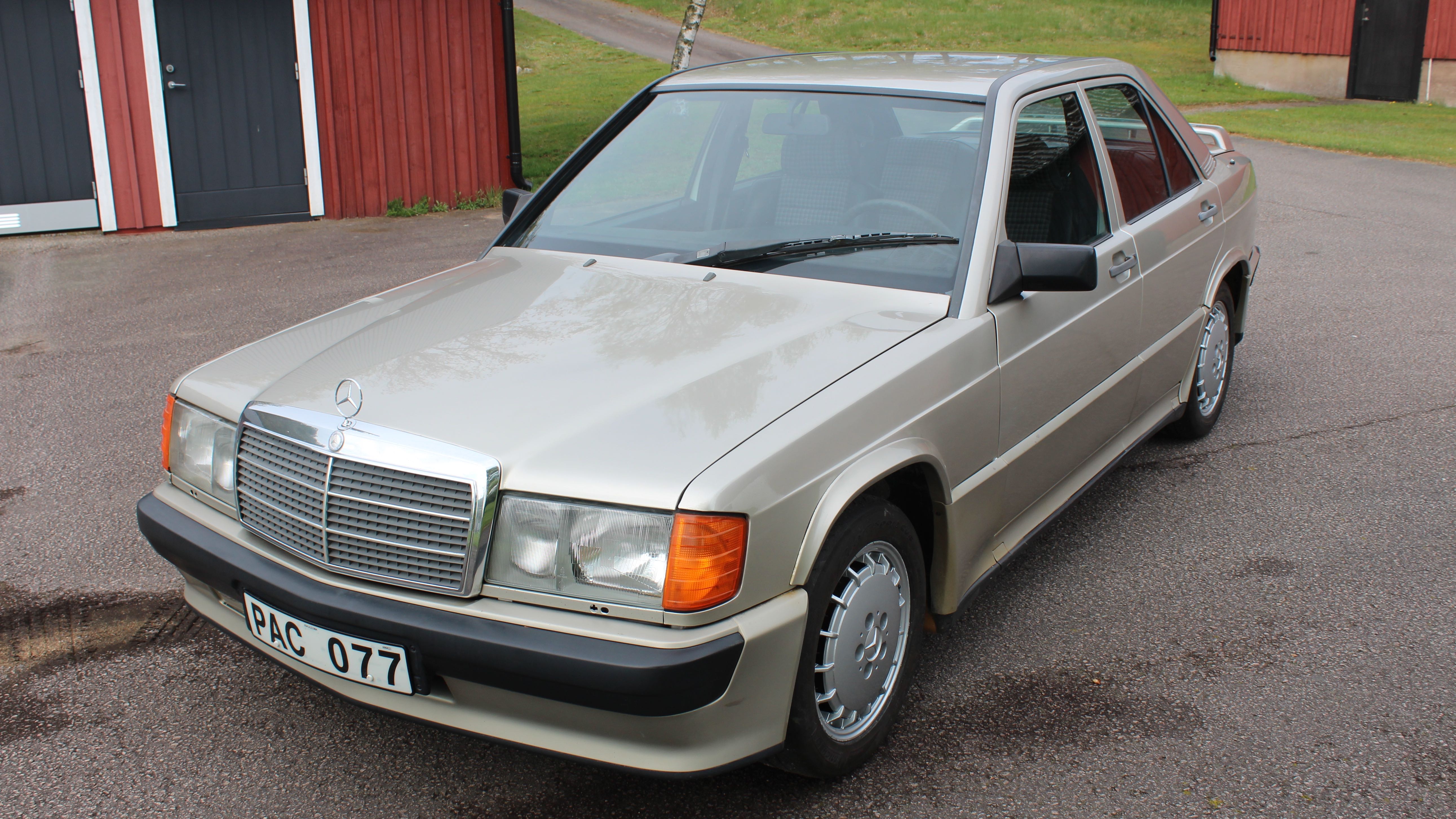 mercedes 190 snett fram vänster